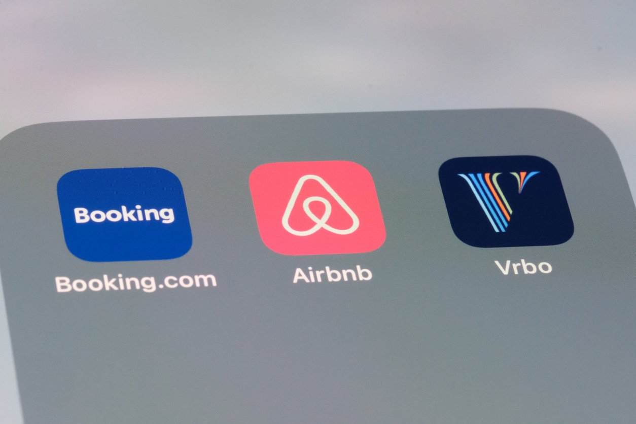 Airbnb vs Booking